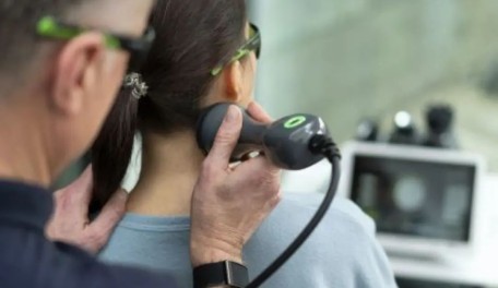 Ứng dụng liệu pháp sóng xung kích và laser để giảm đau mãn tính